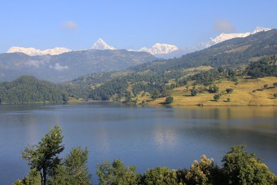 Atemberaubende Landschaft rund um das Begnas Lake Resort in Nepal 