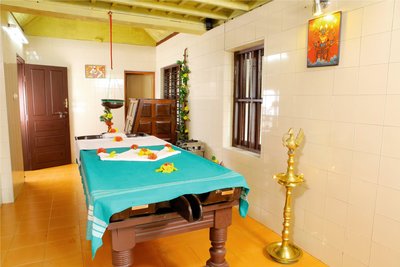 Keralesischer Stil auch im Ayurveda Behandlungsraum - im Athreya wurde mit viel Holz gearbeitet