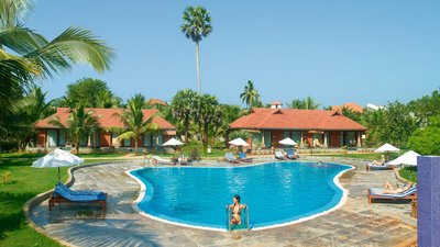 Das Poovar island Resort besitzt einen schönen, geschwungenen Pool