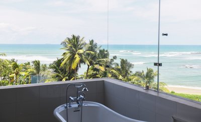 Ayurveda Kur mit Luxus: genießen Sie in Ihrem modernen Bad das Rauschen des Meeres hautnah