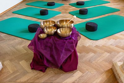 Die Ayurveda-Kur wird durch Yoga und Klang unterstützt