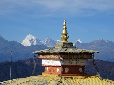 Der DonkarLa Stupa thront auf den Bergen um Paro