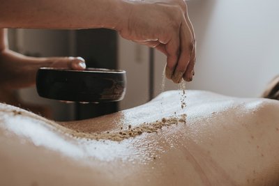 Die ayurvedischen Massagen und Anwendungen werden individuell auf Sie abgestimmt