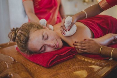 Traditionelle ayurvedische Stempelmassage