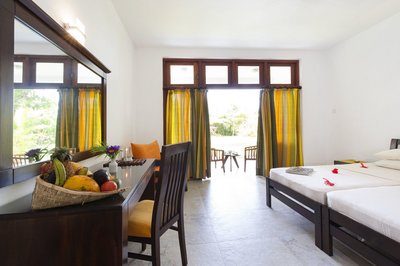 Einladend, mit Holz und typisch für Sri Lanka sind die Zimmer des Surya Lanka eingerichtet, hier der New Wing Ground Floor