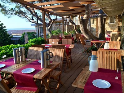 In angenehm natürlich gestalteten Ambiente der Sonnen-Terrasse des Ayurveda-Restaurants lässt es sich am besten entspannen.