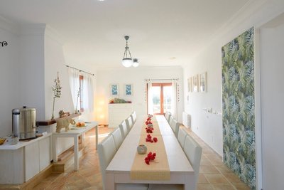 Der helle Wohnbereich lädt zum Verweilen ein