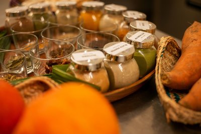 Probieren Sie sich durch die ayurvedischen Gewürze 