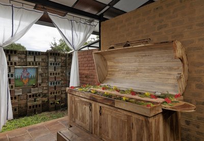 Mit naturbelassenen Holz- und Steinelementen begrüßt Sie der Behandlungsraum des Ayurvie Sigiriya