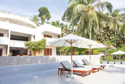 Entspannen Sie auf den Liegen am Pool