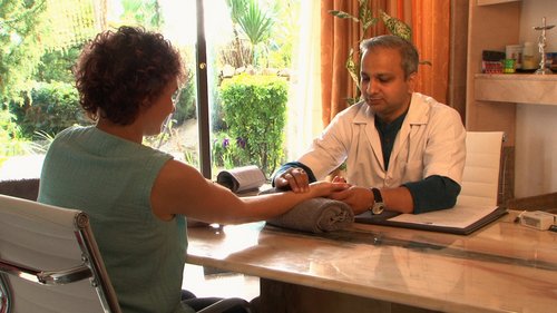 Der Ayurveda-Arzt wird mit Hilfe der tradionellen Puls-, Iris- und Zungendiagnose Ihren individuellen Dosha-Typ bestimmen
