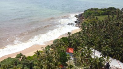 Das Hiru Om liegt direkt am weißen Sandstrand