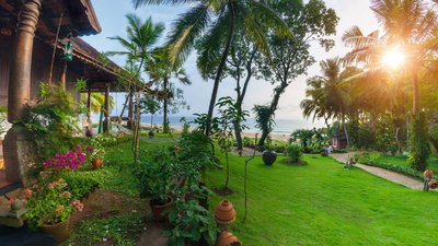 Genießen Sie die Sonne im Garten vor oder nach Ihrer traditionellen Ölmassage im Somatheeram Ayurveda Resort in Kerala