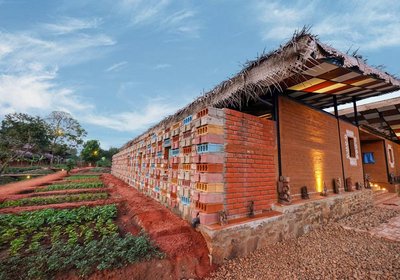 Das Spa wurde aus naturbelassenen Materialien gebaut und liegt direkt neben dem Garten