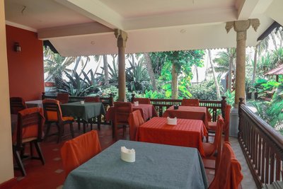 Das Restaurant mit Blick auf die grüne Anlage 