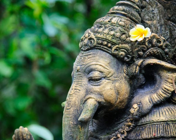 Eine Hindu-Statue aus Stein in Form eines Elefanten