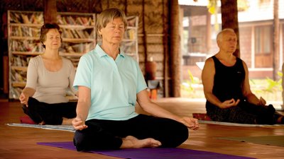 Entspannen Sie bei einer Meditation im Nattika Beach Resort