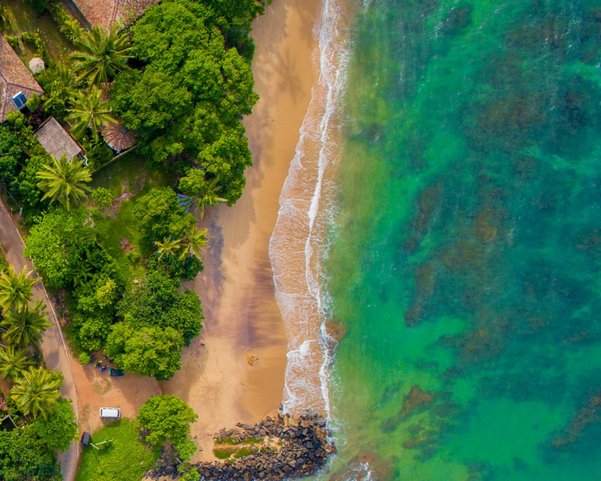 Meeresbucht mit Strand auf Sri Lanka