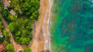 Meeresbucht mit Strand auf Sri Lanka