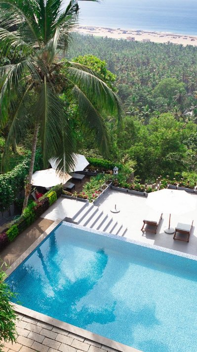 Der Blick über den palmengesäumten Strand hin zum Meer