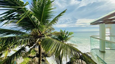 Alle Zimmer bieten einen grandiosen Blick auf das Meer