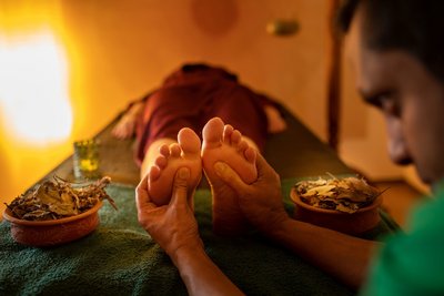 Entspannen Sie bei einer ayurvedischen Fußmassage im Sathya Ayurveda Hotel