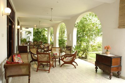 Gönnen Sie sich eine kleine Auszeit auf der Terrasse des Surya Lanka