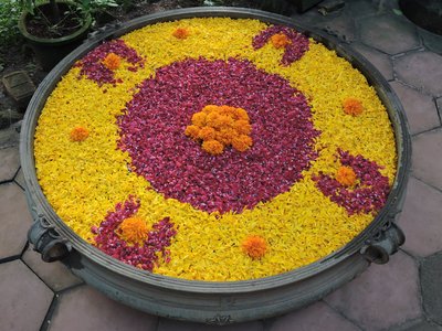 Liebevolle Details wie diese Blumen sorgen im Manaltheeram dafür, dass Sie sich bei Ihrer Ayurvedakur wohlfühlen