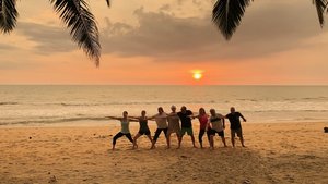 Yoga Gruppe am Strand in Indien