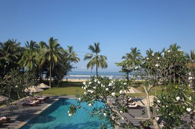 Der Pool im Heritance Maha Gedara befindet sich inmitten der ausgedehnten Gartenanlage