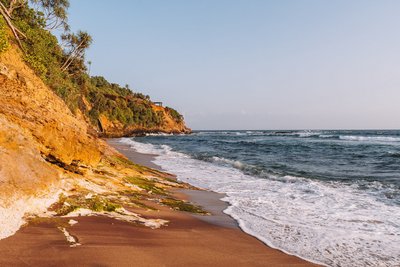 Das weitläufige Areal erstreckt sich bis hinab zum schönen, naturbelassenen Sandstrand