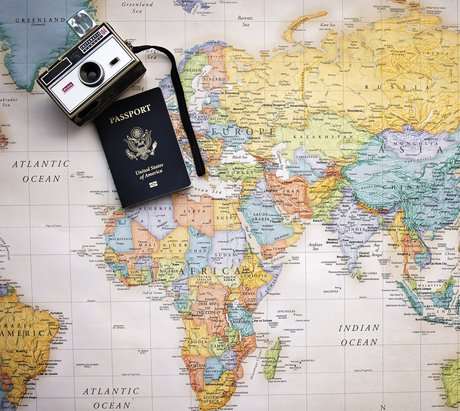 Eine Landkarte mit einem Reisepass und einer Fotokamera