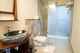 Eines der im Herbst 2016 renovierten Badezimmer in einem der Doppelzimmer im Sitaram Eines der im Herbst 2016 renovierten Badezimmer in einem der Doppelzimmer im Sitaram