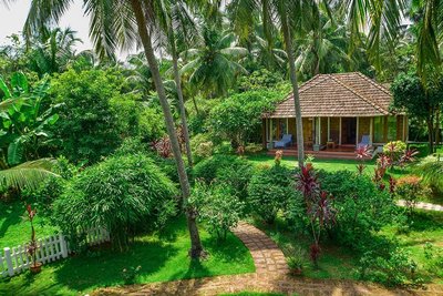 Die natürlichen Baumaterialen der Cottages fügen sich in die Natur ein