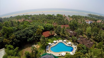 Das Poovar Island Resort in Kerala ist Umgeben von Palmen und liegt zwischen Ozean und Backwaters