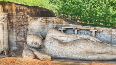 Die Buddha Statue Gal Vihara (auch Gal Viharaya oder Uttararama) wurde im 12. Jahrhundert von Parakramabahu errichtet Die Buddha Statue Gal Vihara (auch Gal Viharaya oder Uttararama) wurde im 12. Jahrhundert von Parakramabahu errichtet