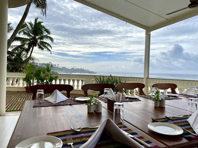 Vom Restaurant aus den Blick über das Meer schweifen lassen