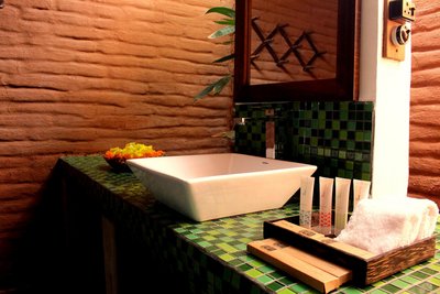 Moderne Badezimmer in Naturfarben eingerichtet