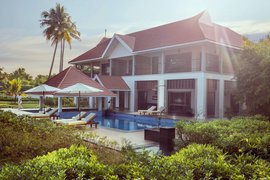 Genießen Sie ein Bad im Pool vor dem Haupthaus Genießen Sie ein Bad im Pool vor dem Haupthaus