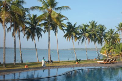 Vom Pool aus haben Sie einen wunderschönen Blick auf den großen Paravur Lake