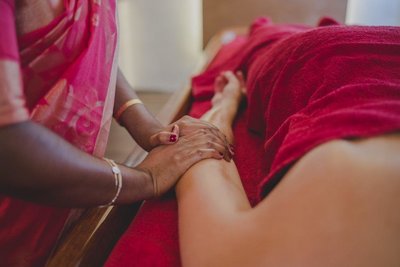 Die indischen Therapeuten kümmern sich liebevoll um Sie