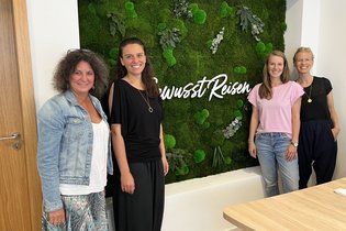Das NEUE WEGE Team im Büro in München