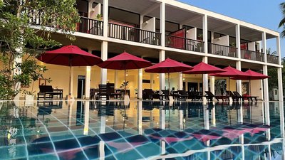 Entspannen Sie auf bequemen Liegen am Pool