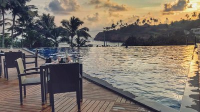 Genießen Sie die wunderschöne Aussicht vom Pool des Ayurvie
