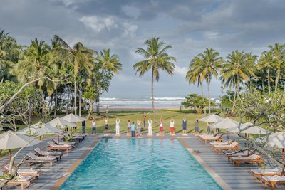 Yoga Übungen mit Blick auf das Meer