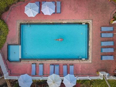 Gönnen Sie ich eine Erfrischung im Pool