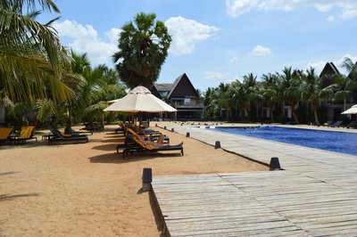 Auf gemütlichen Liegen können die Gäste des Maalu Maalu Sonne und Wärme Sri Lankas genießen