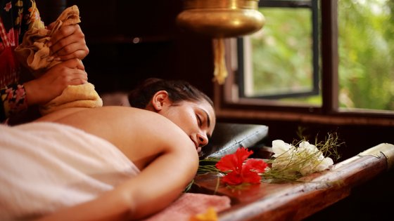 Eine Therapeutin behandelt eine Patientin während einer Ayurveda-Kur nach traditioneller Art