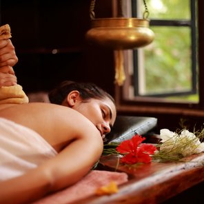 Eine Therapeutin behandelt eine Patientin während einer Ayurveda-Kur nach traditioneller Art