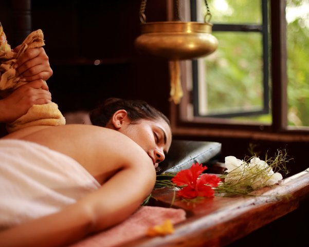 Eine Therapeutin behandelt eine Patientin während einer Ayurveda-Kur nach traditioneller Art